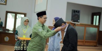 Penyematan tanda peserta oleh Dr Mutohharun Jinan M.Ag dalam agenda pembukaan MAPSI SMA Kabupaten Sukoharjo 2026. Foto : Ist.