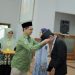 Penyematan tanda peserta oleh Dr Mutohharun Jinan M.Ag dalam agenda pembukaan MAPSI SMA Kabupaten Sukoharjo 2026. Foto : Ist.