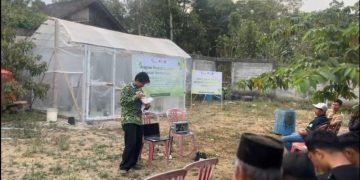 Pelatihan penggunaan alat Internet of Things (IoT) kepada petani di Desa Seboto, Kecamatan Gladagsari, Kabupaten Boyolali. Foto : Ist.