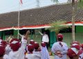 Perwakilan Fakultas Psikologi UMS menyampaikan materi kepada siswa MIM Luwung dan suasana kemeriahan kegiatan psikoedukasi Fakultas Psikologi UMS. Foto : Ist.