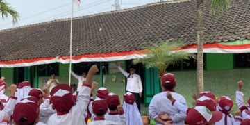 Perwakilan Fakultas Psikologi UMS menyampaikan materi kepada siswa MIM Luwung dan suasana kemeriahan kegiatan psikoedukasi Fakultas Psikologi UMS. Foto : Ist.