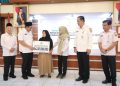 Wakil Gubernur Jawa Tengah Taj Yasin Maimoen secara simbolik menyerahkan bantuan kepada warga penerima manfaat program. Foto : Ist.