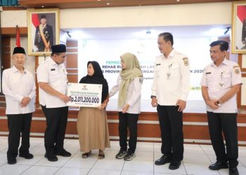 Wakil Gubernur Jawa Tengah Taj Yasin Maimoen secara simbolik menyerahkan bantuan kepada warga penerima manfaat program. Foto : Ist.