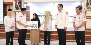 Wakil Gubernur Jawa Tengah Taj Yasin Maimoen secara simbolik menyerahkan bantuan kepada warga penerima manfaat program. Foto : Ist.