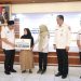 Wakil Gubernur Jawa Tengah Taj Yasin Maimoen secara simbolik menyerahkan bantuan kepada warga penerima manfaat program. Foto : Ist.