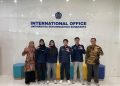 Mahasiswa Teknik Sipil kelas internasional bersama Ketua Prodi Teknik Sipil dan Sekretaris Program Internasional Teknik Sipil UMS. Foto : Ist.