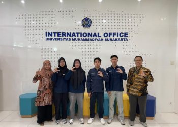 Mahasiswa Teknik Sipil kelas internasional bersama Ketua Prodi Teknik Sipil dan Sekretaris Program Internasional Teknik Sipil UMS. Foto : Ist.