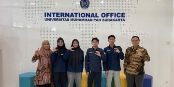 Mahasiswa Teknik Sipil kelas internasional bersama Ketua Prodi Teknik Sipil dan Sekretaris Program Internasional Teknik Sipil UMS. Foto : Ist.