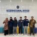 Mahasiswa Teknik Sipil kelas internasional bersama Ketua Prodi Teknik Sipil dan Sekretaris Program Internasional Teknik Sipil UMS. Foto : Ist.
