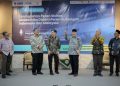 Pemberian keris oleh Sekretaris BPH UMS kepada Atase Pendidikan dan Kebudayaan KBRI Kuala Lumpur, Dr R Ahmad Romadhoni Surya Putra saat hadir dalam kuliah umum di UMS. Foto : Ist.