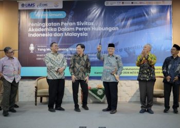 Pemberian keris oleh Sekretaris BPH UMS kepada Atase Pendidikan dan Kebudayaan KBRI Kuala Lumpur, Dr R Ahmad Romadhoni Surya Putra saat hadir dalam kuliah umum di UMS. Foto : Ist.
