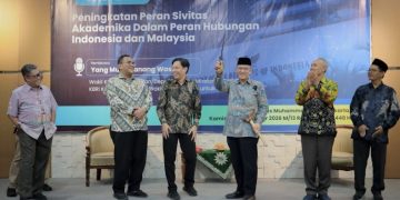 Pemberian keris oleh Sekretaris BPH UMS kepada Atase Pendidikan dan Kebudayaan KBRI Kuala Lumpur, Dr R Ahmad Romadhoni Surya Putra saat hadir dalam kuliah umum di UMS. Foto : Ist.