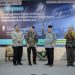 Pemberian keris oleh Sekretaris BPH UMS kepada Atase Pendidikan dan Kebudayaan KBRI Kuala Lumpur, Dr R Ahmad Romadhoni Surya Putra saat hadir dalam kuliah umum di UMS. Foto : Ist.