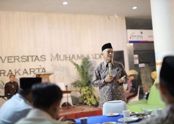Rektor UMS Prof Dr Harun Joko Prayitno M.Hum dan mahasiswa asing yang hadir dalam gathering Malibujari. Foto : Ist.