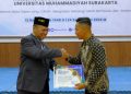 Penyerahan sertifikat kepada alumni berdedikasi dan berprestasi oleh Dekan FKIP UMS, Prof Anam Sutopo M.Hum. Foto : Ist.