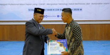 Penyerahan sertifikat kepada alumni berdedikasi dan berprestasi oleh Dekan FKIP UMS, Prof Anam Sutopo M.Hum. Foto : Ist.