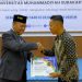 Penyerahan sertifikat kepada alumni berdedikasi dan berprestasi oleh Dekan FKIP UMS, Prof Anam Sutopo M.Hum. Foto : Ist.