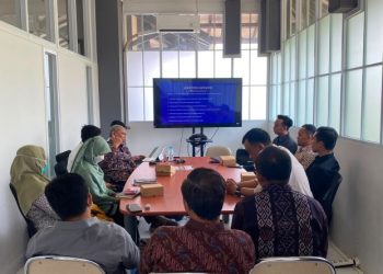 Pertemuan pertama mahasiswa baru program doktoral dengan Kaprodi DIF Prof Budi Murtiyasa. Foto : Ist.