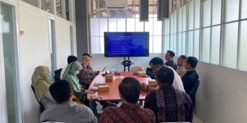 Pertemuan pertama mahasiswa baru program doktoral dengan Kaprodi DIF Prof Budi Murtiyasa. Foto : Ist.