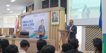 Sambutan Dekan FT UMS, Prof Ir Mochamad Solikin Ph.D dalam pembekalan dan sharing bersama para alumni. Foto : Ist.