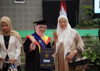 Dr Marita Fatimah S.H M.H, isri Duta Besar Luar Biasa dan Berkuasa Penuh (LBBP) Republik Indonesia untuk Republik Kolombia merangkap Antigua dan Barbuda, Barbados, serta Saint Kitts and Nevis, raih gelar Doktor Ilmu Hukum di UMS. Foto : Ist
