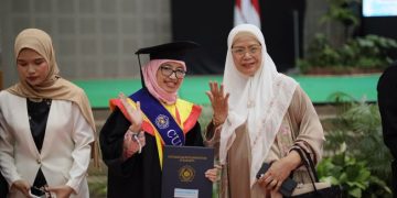 Dr Marita Fatimah S.H M.H, isri Duta Besar Luar Biasa dan Berkuasa Penuh (LBBP) Republik Indonesia untuk Republik Kolombia merangkap Antigua dan Barbuda, Barbados, serta Saint Kitts and Nevis, raih gelar Doktor Ilmu Hukum di UMS. Foto : Ist