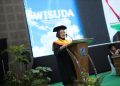 Melshanda Intan Monica, mahasiswa berprestasi lulusan Program Studi S1 Farmasi, Fakultas Farmasi UMS memberi sambutan saat wisuda. Foto : Ist.