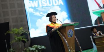 Melshanda Intan Monica, mahasiswa berprestasi lulusan Program Studi S1 Farmasi, Fakultas Farmasi UMS memberi sambutan saat wisuda. Foto : Ist.