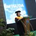 Melshanda Intan Monica, mahasiswa berprestasi lulusan Program Studi S1 Farmasi, Fakultas Farmasi UMS memberi sambutan saat wisuda. Foto : Ist.