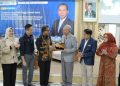 Direktur Utama BPJS Kesehatan, Mayjen TNI Dr dr Prihati Pujowaskito Sp.JP (K) FIHA M.M.R.S hadir memberikan kuliah tamu di Gedung Induk Siti Walidah UMS, serta menyerahkan cendera mata kepada UMS. Foto : Ist.