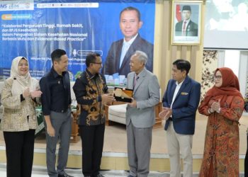Direktur Utama BPJS Kesehatan, Mayjen TNI Dr dr Prihati Pujowaskito  Sp.JP (K) FIHA M.M.R.S hadir memberikan kuliah tamu di Gedung Induk Siti Walidah UMS, serta menyerahkan cendera mata kepada UMS. Foto : Ist.