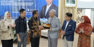Direktur Utama BPJS Kesehatan, Mayjen TNI Dr dr Prihati Pujowaskito Sp.JP (K) FIHA M.M.R.S hadir memberikan kuliah tamu di Gedung Induk Siti Walidah UMS, serta menyerahkan cendera mata kepada UMS. Foto : Ist.