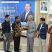 Direktur Utama BPJS Kesehatan, Mayjen TNI Dr dr Prihati Pujowaskito  Sp.JP (K) FIHA M.M.R.S hadir memberikan kuliah tamu di Gedung Induk Siti Walidah UMS, serta menyerahkan cendera mata kepada UMS. Foto : Ist.