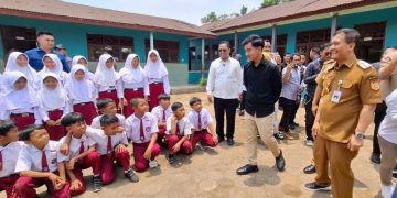 Gubernur Ahmad Luthfi mendampingi Wakil Presiden RI Gibran Rakabuming Raka meninjau penanganan kasus keracunan Makan Bergizi Gratis (MBG) di Kabupaten Batang, Jawa Tengah, Senin (28/9/2026).