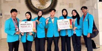 Dua tim mahasiswa UMS berhasil menyabet meddali perak dan peruggu di lomba esai NESCO 3 Bali. Foto : Ist.