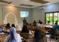 Rapat pengarahan oleh Ketua Tim Pelaksana Pemantauan dan dosen Prodi Arsitektur UMS Ir. Nurhasan M.T terkait progres pemantauan program. Foto : Ist.