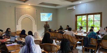 Rapat pengarahan oleh Ketua Tim Pelaksana Pemantauan dan dosen Prodi Arsitektur UMS Ir. Nurhasan M.T terkait progres pemantauan program. Foto : Ist.