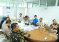 Tim Taskforce berdiskusi dengan tiga mitra untuk menguraikan permasalahan terkait dengan strategi sekaligus tata laksana penyelenggaraan UMS Health Innovation Hackathon 2026. Foto : Ist.
