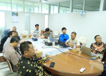 Tim Taskforce berdiskusi dengan tiga mitra untuk menguraikan permasalahan terkait dengan strategi sekaligus tata laksana penyelenggaraan UMS Health Innovation Hackathon 2026. Foto : Ist.