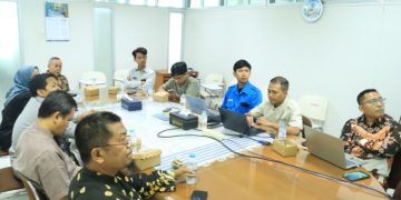 Tim Taskforce berdiskusi dengan tiga mitra untuk menguraikan permasalahan terkait dengan strategi sekaligus tata laksana penyelenggaraan UMS Health Innovation Hackathon 2026. Foto : Ist.