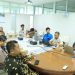 Tim Taskforce berdiskusi dengan tiga mitra untuk menguraikan permasalahan terkait dengan strategi sekaligus tata laksana penyelenggaraan UMS Health Innovation Hackathon 2026. Foto : Ist.
