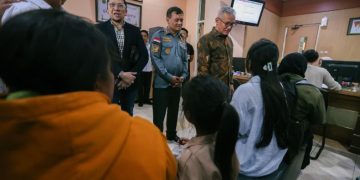 Gubernur Jawa Tengah Ahmad Luthfi mendampingi Komisi II DPR RI di Kantor Disdukcapil Kota Semarang, Rabu(30/9/2026) memantau langsung pelayanan publik di Kantor Disdukcapil Kota Semarang, Rabu(30/9/2026). Foto : Ist.
