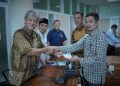 Penyerahan SK perpindahan jabatan dalam penataan pegawai di lingkungan UMS. Foto : Ist.