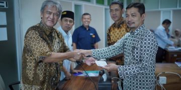 Penyerahan SK perpindahan jabatan dalam penataan pegawai di lingkungan UMS. Foto : Ist.
