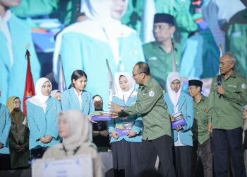 Penyerahan bantuan untuk mahasiswa baru korban bencana asal NTT oleh Rektor UMS, Prof Dr Harun Joko Prayitno M.Hum. Foto : Ist.