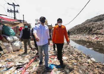 Gubernur Jawa Tengah Ahmad Luthfi meninjau langsung proses pemadaman api di Tempat Pembuangan Akhir (TPA) T Putri Cempo, Mojosongo, Kota Surakarta pada Sabtu (5/9/2026). Foto : Ist.