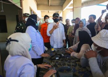 Gubernur Jawa Tengah, Ahmad Luthfi meninjau TPA Putri Cempo juga mengecek langsung layanan Speling di sekitar lokasi. Para dokter diminta memberikan pelayanan kesehatan bagi warga terdampak kebakaran sampah. Foto : Ist.