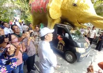 Mantan Presiden Jokowi saat menerima langsung replika gajah jumbo dari Santri Bersatu di kediamannya, Jumat (11/9/2026). Foto: Indospektrum.com