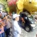 Mantan Presiden Jokowi saat menerima langsung replika gajah jumbo dari Santri Bersatu di kediamannya, Jumat (11/9/2026). Foto: Indospektrum.com