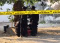 Tim Gegana Brimob Polda Jawa Tengah saat menangani benda diduga granat manggis yang ditemukan di kawasan Keraton Solo, Selasa (20/10/2026). Foto: Ist.